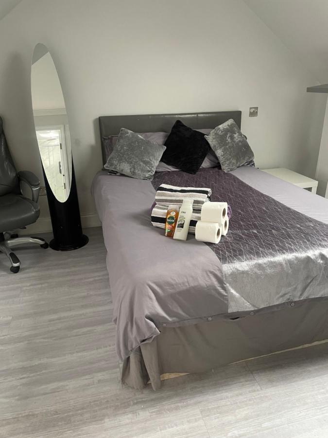 Newly Renovated Studio In Acton Лондон Экстерьер фото