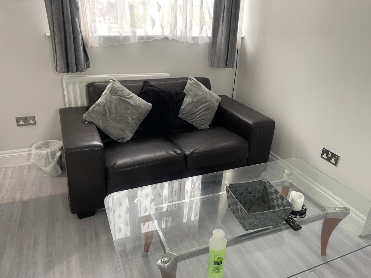 Newly Renovated Studio In Acton Лондон Экстерьер фото
